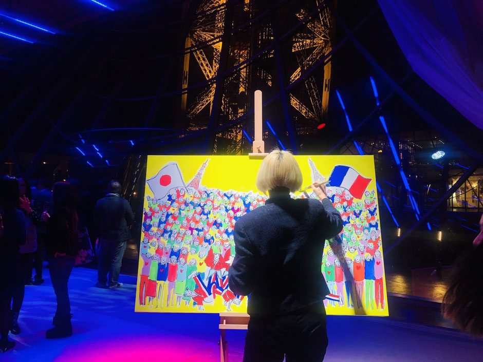Live painting beneath the Eiffel Tower